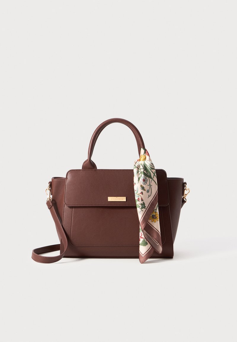 Sac à main en cuir marron avec des poignées supérieures et une bandoulière détachable. Comprend un foulard à motif floral attaché à la poignée. Détails en métal doré.