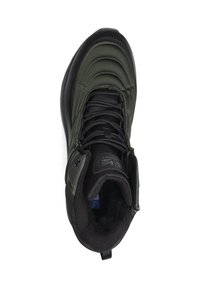 Sneaker alta imbottita verde con accenti neri, materiali testurizzati, punta rotonda e sistema di lacci. Presenta un'etichetta sul tallone.
