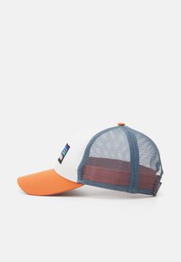 Patagonia P-6 LOGO LOPRO TRUCKER HAT UNISEX - Cap - white/redtail rust