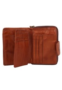 Cartera de cuero en un rico tono marrón, que cuenta con múltiples compartimentos para tarjetas, un bolsillo para monedas y un acabado texturizado con acentos de costura.