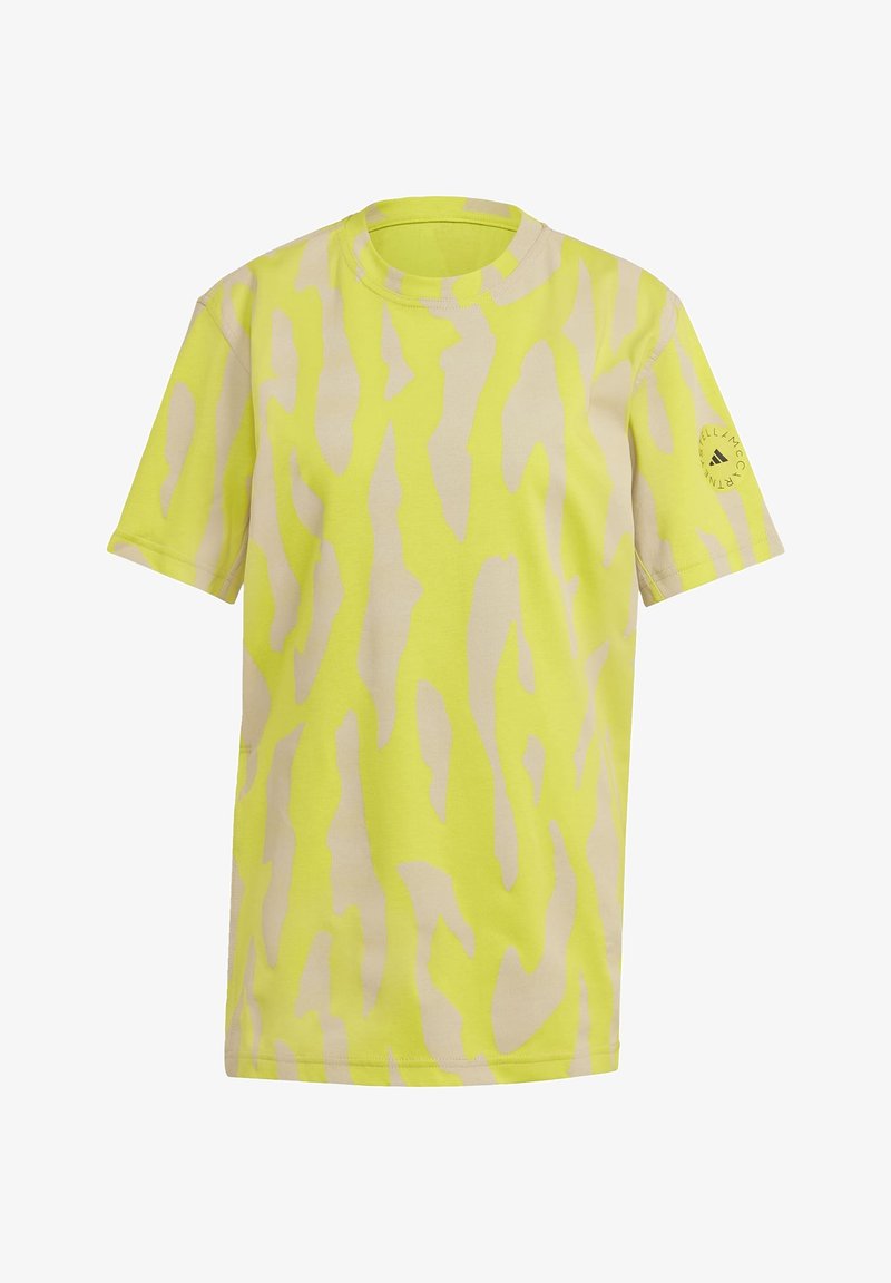 Camo-mönstrad t-shirt i stark gul med ljusbeiga accenter; tillverkad av mjukt tyg med rund halsringning och korta ärmar.