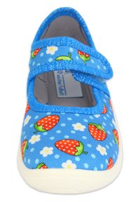 Blaues Stoffschuh mit einem Design aus roten Erdbeeren und weißen Blumen, ausgestattet mit einem Klettverschluss und einer strukturierten weißen Gummisohle.