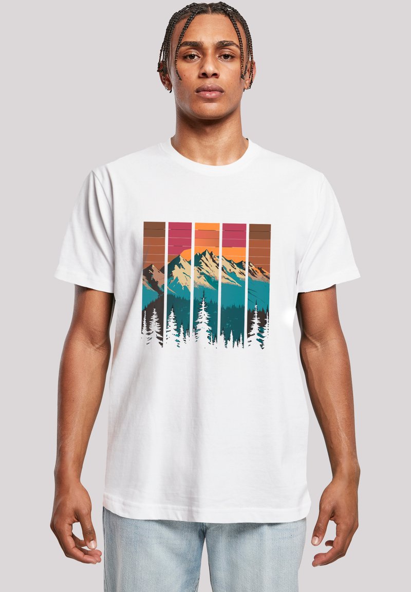 Witte katoenen t-shirt met een grafisch ontwerp van bergen en dennenbomen, met kleuren zoals teal, oranje, roze en bruine strepen.