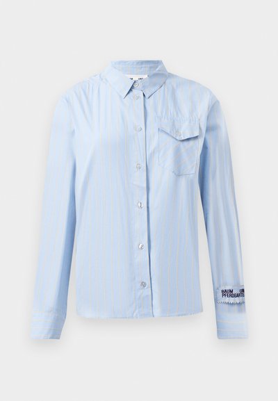 Jasnoniebieska koszula zapinana na guziki z pionowymi białymi paskami, kieszonką na piersi oraz akcentem na rękawach z napisem "BAUM UNDPFERDGARTEN".