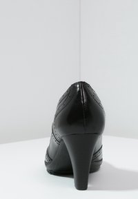 Pier One Zapatos de salón con cordones - black