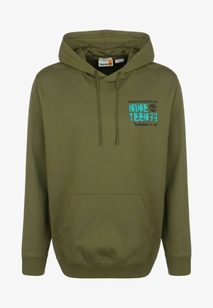 Olíva zöld kapucnis pulóver, pamut keverékből készült, elülső kenguruzsebbel, húzózsinórral ellátott kapucnival és cián színű részletekkel ellátott, nyomtatott logóval.