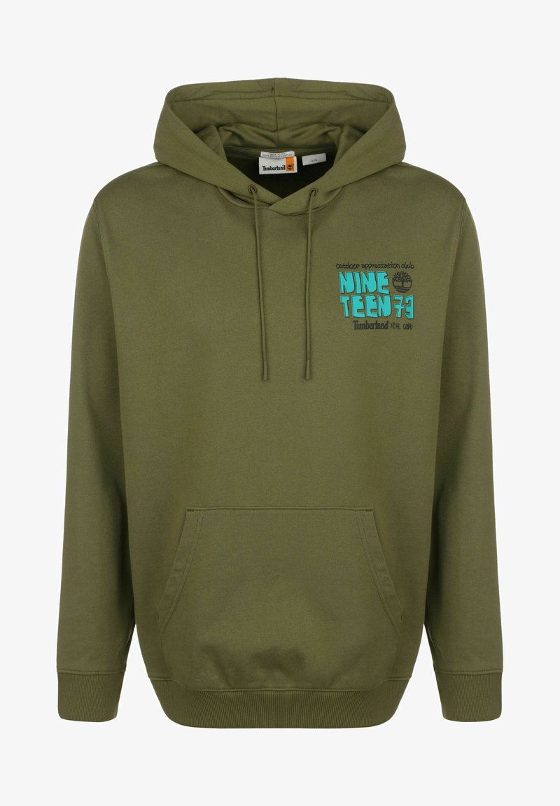 Sudadera con capucha de color verde oliva, hecha de una mezcla de algodón, que cuenta con un bolsillo tipo canguro, capucha con cordón y un logotipo impreso en pantalla con acentos en azul petróleo.