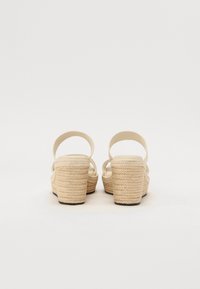 Calvin Klein Sandále s klinovým opätkom - turtle dove