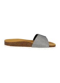 Sandalias deslizantes plateadas con una correa texturizada, plantilla de corcho y suela de goma blanca. La parte superior presenta un diseño tejido y acentos metálicos.