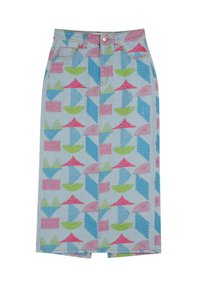 Gonna di denim con uno sfondo azzurro chiaro e un motivo geometrico ripetuto in rosa, verde e blu. Chiusura frontale con bottoni e tasche.