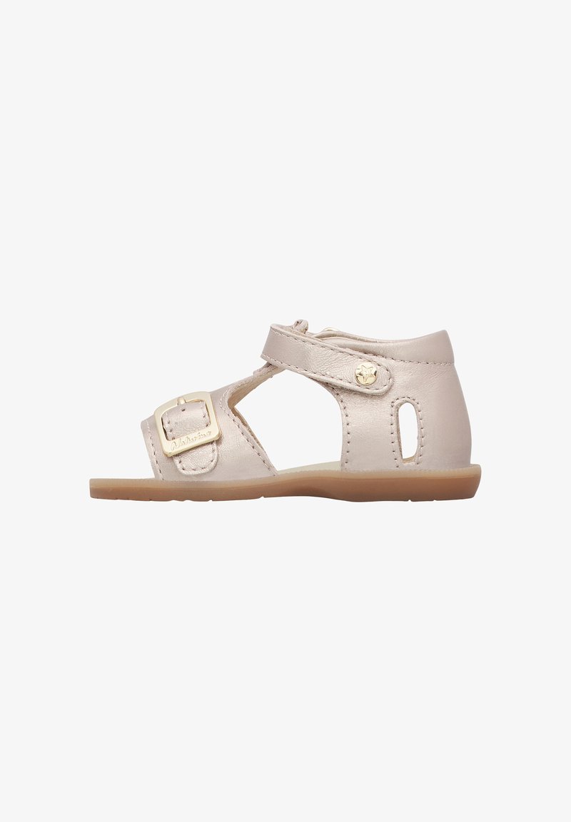 Sandale enfant en cuir beige avec bride à la cheville, boucle dorée, découpe latérale pour la ventilation et semelle plate en caoutchouc.
