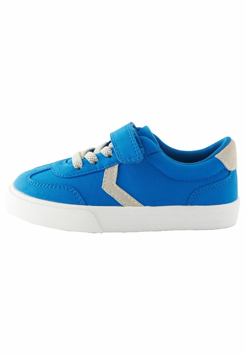 Niebieski sneaker z tkaninową cholewką, szarymi akcentami, białą gumową podeszwą, elastycznymi sznurowadłami i regulowanym paskiem na rzep dla łatwego zapinania.