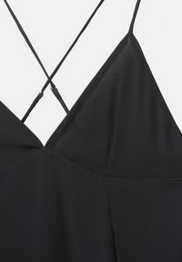 Schwarzes Kleid mit tiefem V-Ausschnitt, aus weichem, leichtem Stoff gefertigt. Verfügt über dünne, gekreuzte Träger und eine glatte Textur.