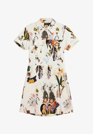 Robe à manches courtes en tissu léger, avec une base crème ornée de motifs floraux colorés et abstraits, et un devant boutonné.