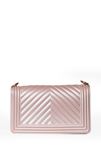 Gestepptes Handtasche aus rosa Kunstleder mit rechteckiger Form, diagonalen Präge-Muster und goldenen Hardware-Details.