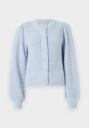 Lys blå strikket cardigan med et teksturert mønster, ribbede mansjetter og knappefront. Har puffede ermer og en kortet design.