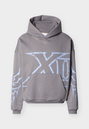 Szara bluza z kapturem z dużym, jasnoniebieskim, spękanym wzorem w kształcie litery "X" na klatce piersiowej i rękawach, z małym białym logo Nike nad kieszenią.