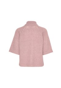 Różowy sweter dzianinowy z wysokim kołnierzem, krótkimi rękawami i luźnym krojem. Miękka faktura i subtelny wzór splotu podkreślają jego wygląd.