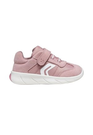 Scarpa da ginnastica rosa per bambini con suola bianca, chiusura in velcro e logo bianco sul lato, mostrata dal lato esterno su sfondo bianco.
