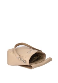 Sac à main en cuir beige de forme rectangulaire, avec une poignée supérieure, une fermeture éclair, et un intérieur ouvert affichant une poche intérieure et une doublure.