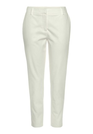 Pantaloni bianchi su misura realizzati in tessuto liscio. Presentano un frontale piatto, tasche laterali e gambe affusolate con una finitura pulita all'orlo.