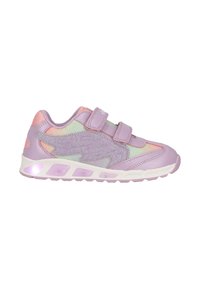 Lila Sport-Schuh mit strukturierten Einsätzen, reflektierenden Akzenten und Klettverschlussriemen. Verfügt über eine leuchtende Sohle und kontrastierende pinke Details.