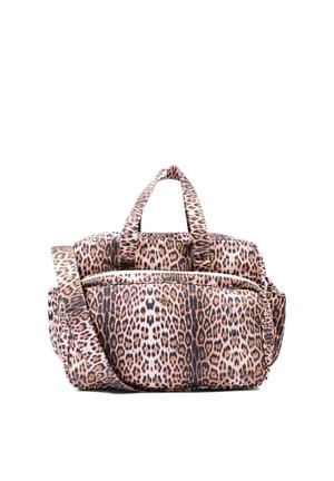 Torba typu duffel w panterkę, z podwójnymi górnymi uchwytami, przednią kieszenią na suwak oraz regulowanym paskiem na ramię na białym tle.