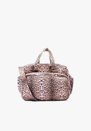 Duffeltas met luipaardprint, dubbele bovenhandgrepen, voorvak met ritssluiting en verstelbare schouderriem op witte achtergrond.