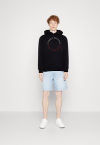 Tommy Hilfiger MONOTYPE ROUNDALL HOODY - Felpa - desert sky