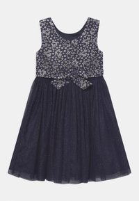 Navyblaues Kleid mit silbernem Blumenmuster, ärmelloser Oberteil und einer Schleife in der Taille. Voluminöser, strukturierter Tüllrock mit glitzernden Akzenten.