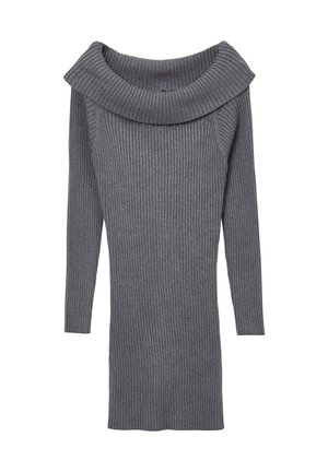 Graues, geripptes Strickkleid mit einem schulterfreien Kragen, langen Ärmeln und einer taillierten Silhouette, das eine weiche Textur und ein vertikales Muster zeigt.