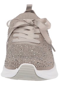 Hellbraune Sportschuhe mit einem strukturierten Strickobermaterial, verziert mit kleinen silbernen Nieten und einer flachen Satin-Schleife an den Schnürsenkeln. Weiße Sohle.