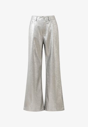 Metallic zilveren broek met wijde pijpen en een gladde textuur, voorzien van een knoopsluiting aan de voorkant en een klassieke vijfzakkenontwerp.