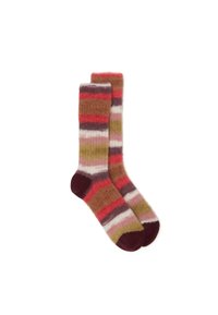 Gestreifte Socken in Rot-, Braun-, Grün- und Weißtönen. Weiches, strukturiertes Material mit gerippten Akzenten sowie dunkleren Zehen- und Fersenbereichen.