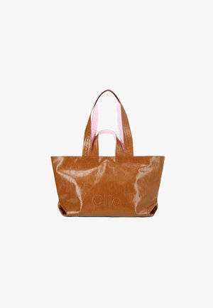 Bruine glanzende handtas met roze handvatten, met een rechthoekige vorm en subtiel geperst logo. Gladde textuur met een strak ontwerp.