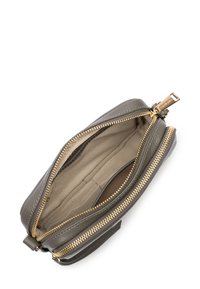 Borsa in pelle grigia con una texture liscia, caratterizzata da una cerniera dorata e un ampio interno. Il design include una chiusura con cerniera singola.