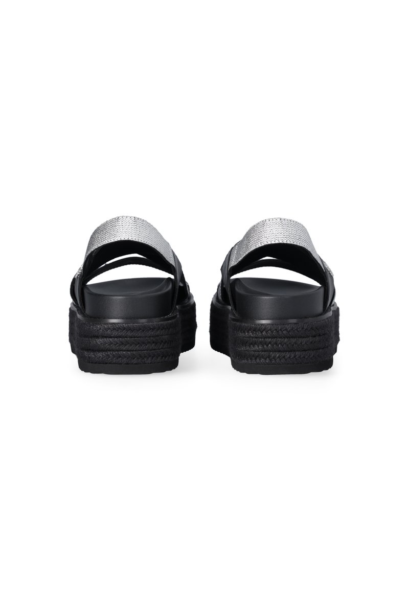 Sandales compensées noires avec une sangle texturée en métal argenté. Présente une semelle intermédiaire en jute tressé et une semelle extérieure en caoutchouc noir solide.