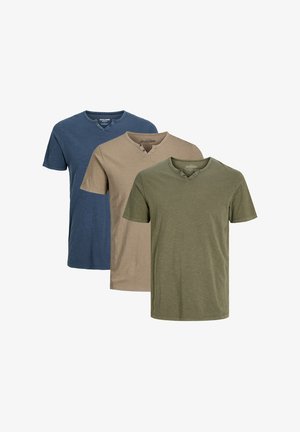 Drei kurzärmlige T-Shirts in marineblau, beige und olivgrün. Jedes hat einen V-Ausschnitt mit Knopfakzenten und ist aus weichem, strukturiertem Stoff gefertigt.