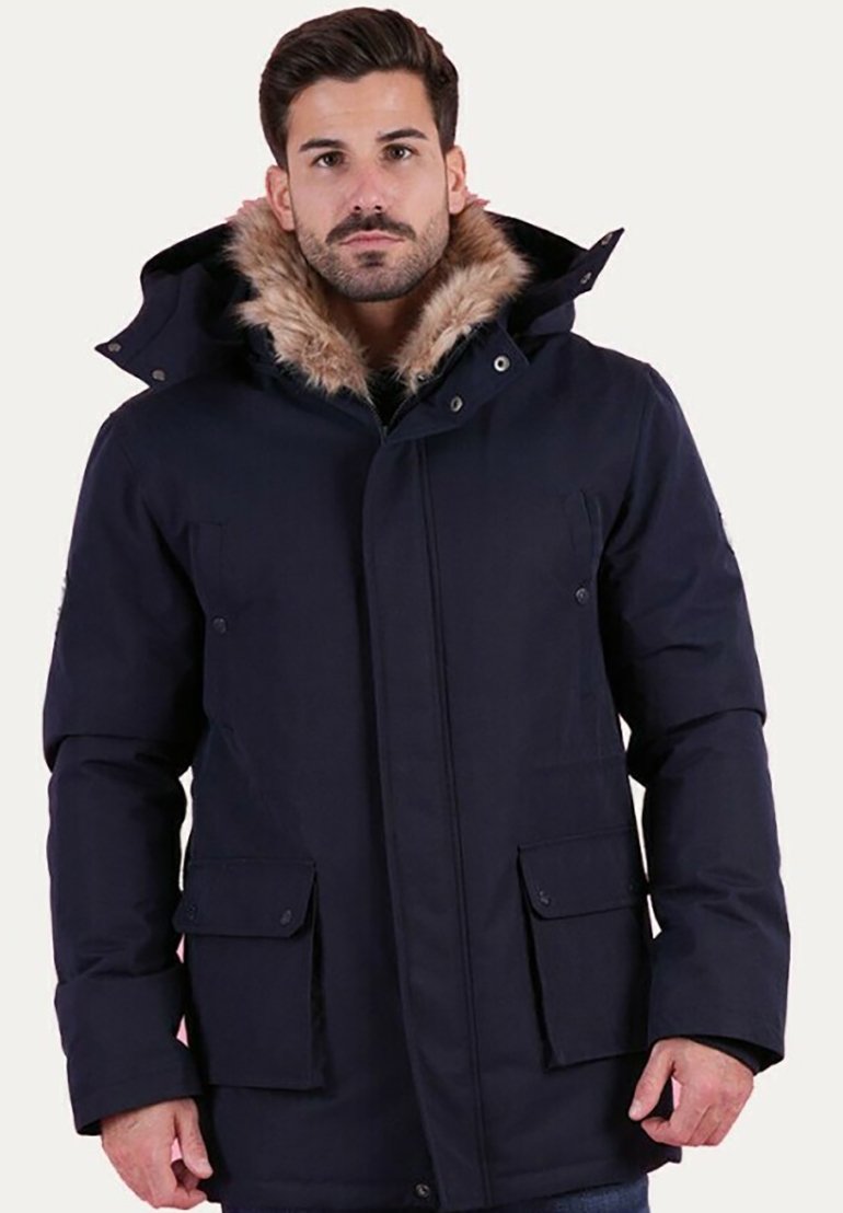 Parka navy avec capuche doublée en fausse fourrure, poches à pression à l'avant et fermeture éclair. Tissu texturé, design isolé pour une chaleur optimale.