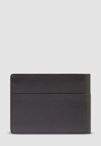 Portafoglio bifold in pelle nera con una texture liscia e un dettaglio di cucitura orizzontale sulla parte anteriore.
