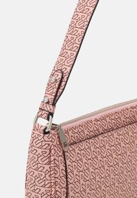 Różowa torba wzorzysta z zamkiem błyskawicznym, zdobiona srebrnym okuciem i teksturowanym paskiem na ramię z dekoracyjną perłą.