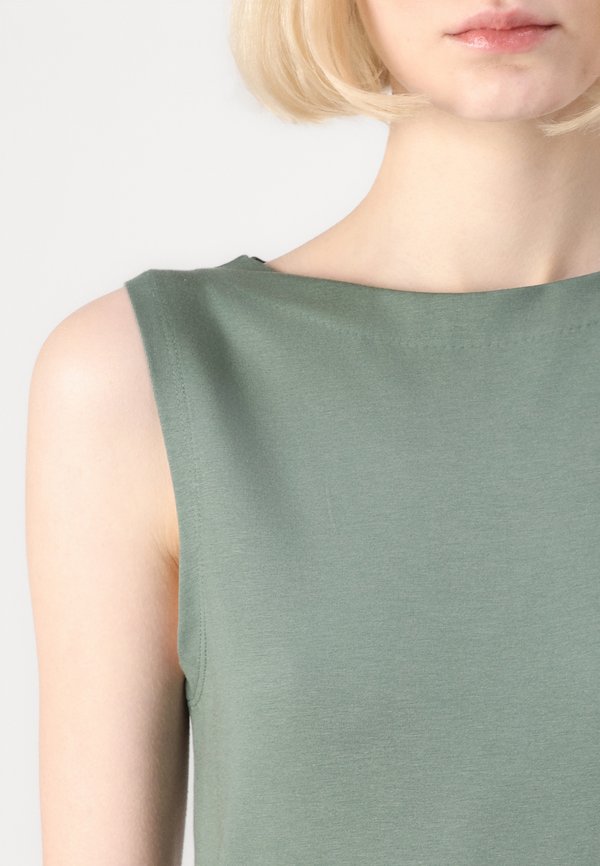 VMPANDA - Top - laurel wreath2