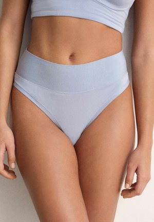 Lyseblå sømløse højtaljede trusser lavet af blødt, strækbart stof med en glat tekstur og minimale syningsdetaljer.