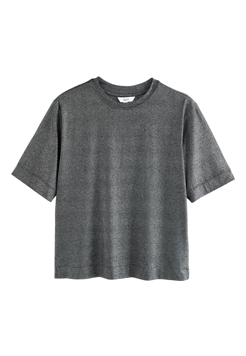 Šedé tričko s krátkym rukávom z textúrovaného materiálu s okrúhlym výstrihom. Má voľný strih a rovný spodný lem. Štítok viditeľný vo vnútri pri výstrihu.