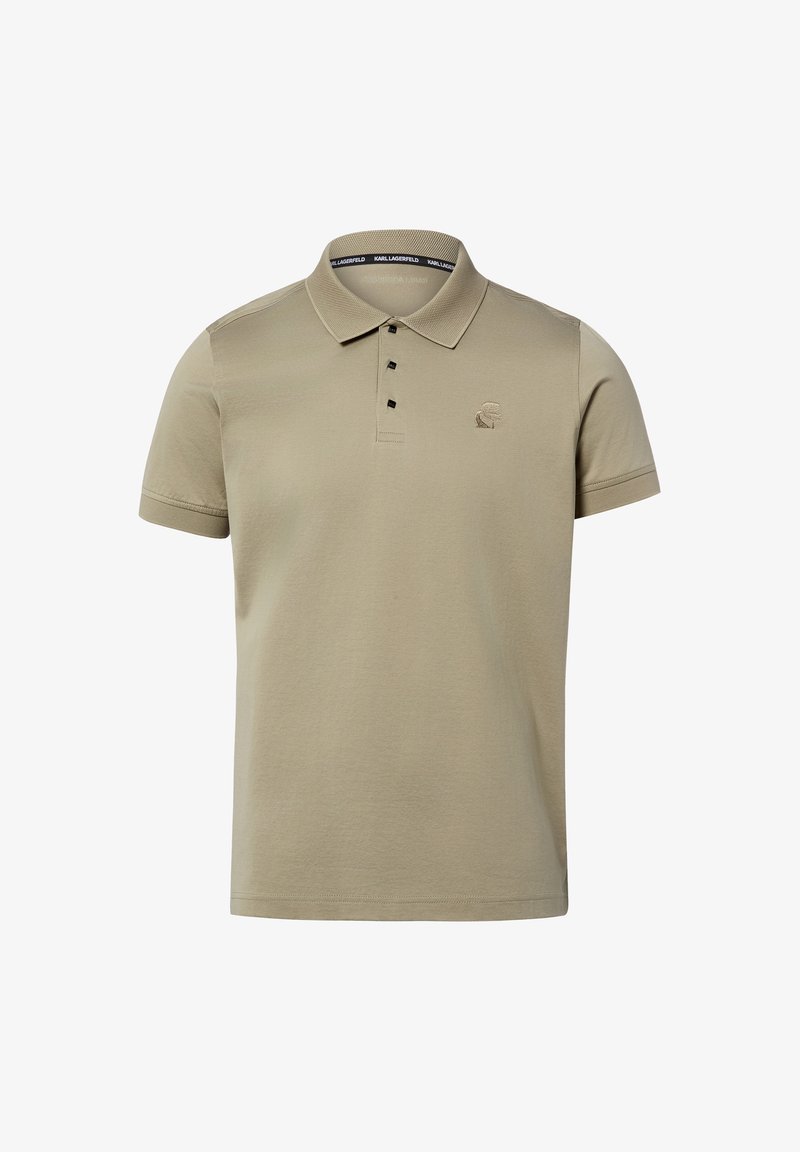 Polo beige à manches courtes avec trois boutons noirs, col côtelé et logo discret sur la poitrine gauche.