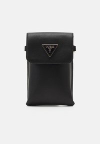 Sort læderpung med flad front, magnetisk klaffelukning og en guld triangulær logoaccent. Kompakt design med minimal syning.