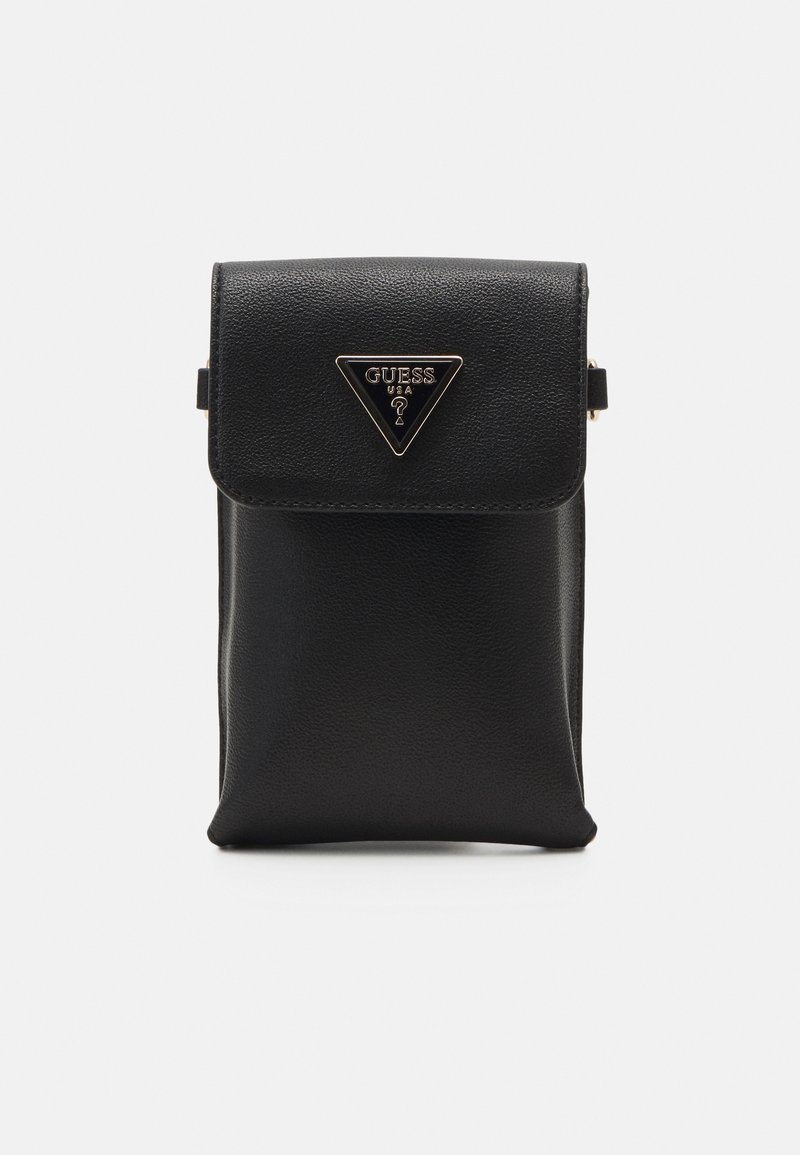 Sort læderpung med flad front, magnetisk klaffelukning og en guld triangulær logoaccent. Kompakt design med minimal syning.