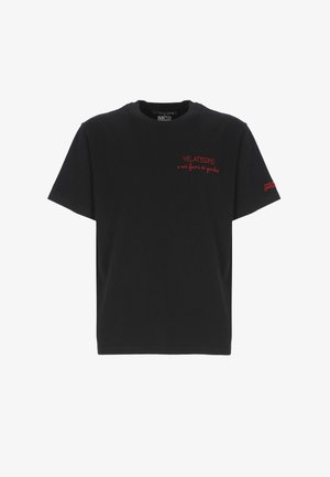 T-shirt nera a maniche corte con testo rosso ricamato "VELATISSIMO è veri fuori di gamba!" sul petto e un piccolo logo rosso sulla manica.