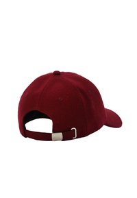 Casquette en laine bordeaux de forme arrondie, avec une sangle ajustable à l'arrière et une texture lisse. Présente un bouton sur le dessus et des trous de ventilation.