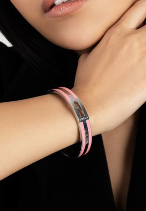Furla käevõru roosa ja musta värviga, hõbedase klambriga, millel on stiilne disain ja logodetail, esitleb siledat ja läikivat viimistlust.